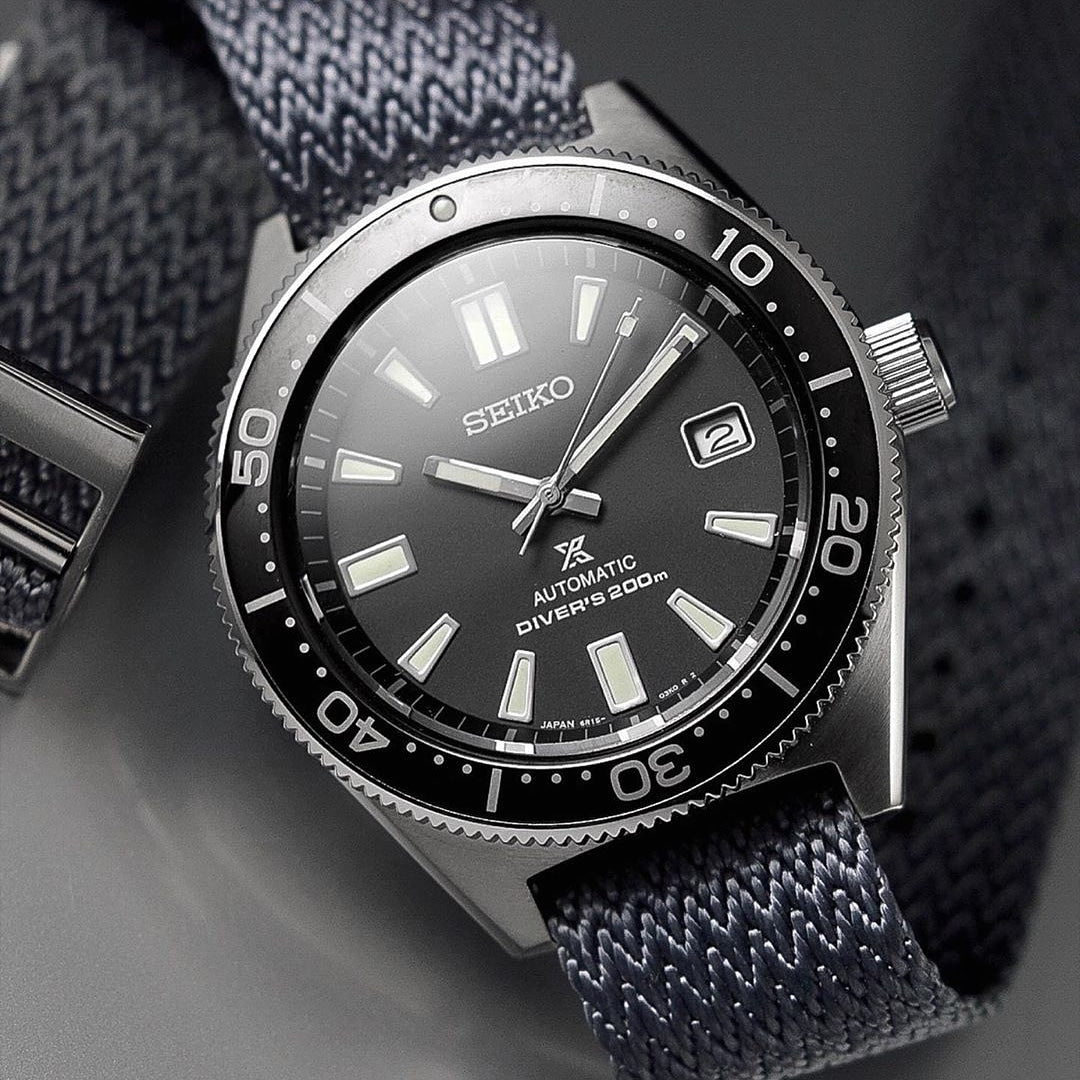 Seiko Diver prosper 200 Mas 62 reissue fitted on RSM single pass nato. Herringbone texture in silvery grey.